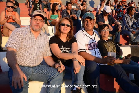 31082014 APOYAN A VAQUEROS.  Óscar, Carmina, Víctor y Daniela.