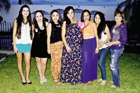 31082014 Amigas que acompañaron a Larissa en esta grata celebración: Rebeca Barraza, Pamela Cuevas, Fernanda Madrid, Lorena García, Corinna Carrillo y Lupita Ponce.