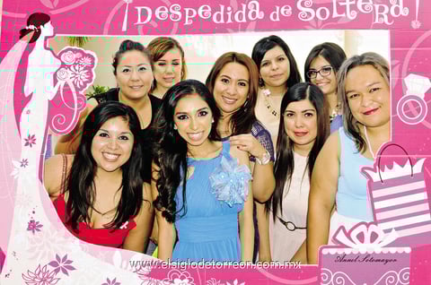 31082014 Muy contenta se mostró la festejada al lado de sus amigas.