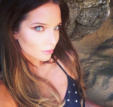 La actriz británica Helen Flanagan no se quedó atrás y dejó muy claro por qué es considerada como una de las rubias más exuberantes en la actualidad.