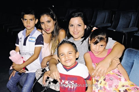 01092014 Wendy Soto, Cecy Uresti, Diego, Vanesa y Caleb.