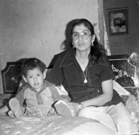 Estela Martínez con su hijo, Manuel Sujo Martínez (f), en 1976.