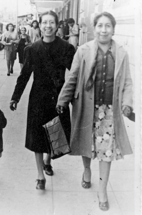 María Ramos Rodríguez y Esther Ramos de Alba, en las calles de Torreón, hace varias décadas.