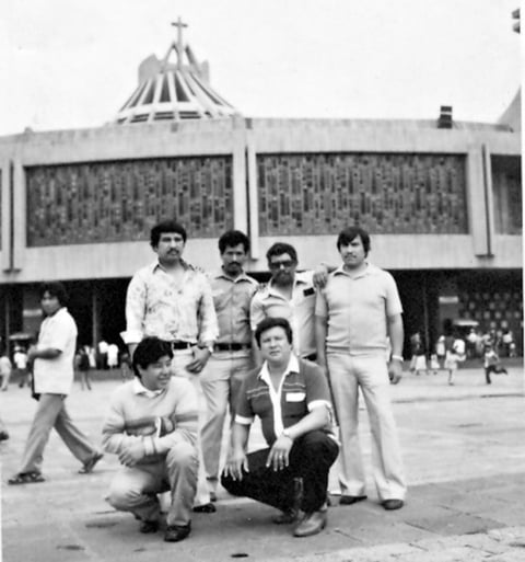 Feliciano Soto Reyes, Rubén Valenzuela, J. Refugio Martínez Chávez (f), Alberto Vargas Sifuentes, Marcelo Fernández y Clemente Ramírez (f), visitando la Basílica de Guadalupe en los años 80.