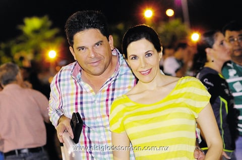 02092014 EN PAREJA.  Héctor y Vero.