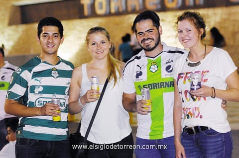 02092014 ENTRE AMIGOS.  Miguel, Brenda, Juan y Annel.