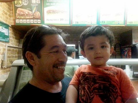 Diego Emmanuel con su abuelo Víctor Manuel.