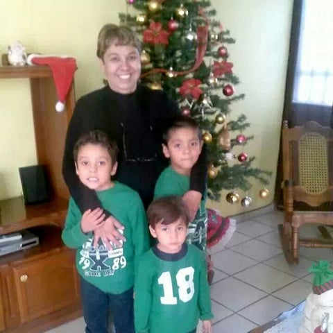 Lilia Estrada Soriano con Kael, Roberto y  Santiago.