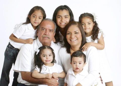 Jorge e Hilda con sus nietos Camila, Amelia, Marcela, Romina y Emiliano.