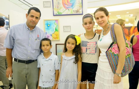 04092014 Maestra Blanca Leticia Flores acompañada de sus alumnos.