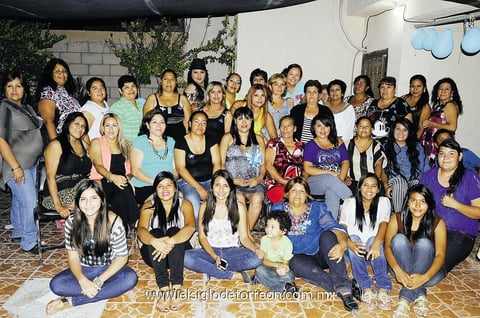 05092014 ALEGRE CANASTILLA.  Mayra García de Paredes será mamá en breve por lo que se encuentra feliz. En la fotografía la acompañan las asistentes a su prenatal.