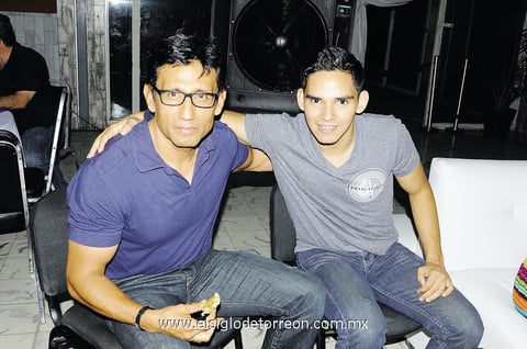 06092014 ASISTEN A CONCIERTO.  Daniel y Héctor.