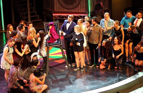 De esta forma el trío de cantantes que iniciaron su trayectoria artística hace 29 años develaron la placa alusiva de esta puesta en escena que se estrenó el 11 de febrero de 2009, ante el Teatro México abarrotado.