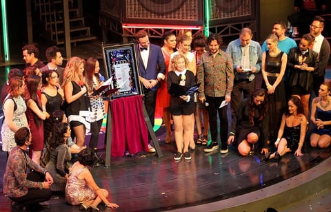 La pieza teatral Mentiras, el musical celebró en medio de música, alegría y efusividad del público dos mil representaciones, por lo que el productor, Morris Gilbert, señaló que ante tal “acontecimiento histórico” las madrinas de lujo sólo podrían ser Ilse, Ivonne y Mimí.