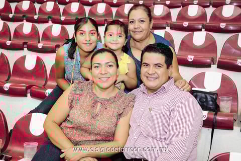07092014 ASISTEN A SERIAL NOVILLERIL.  Pau, Ximena, Lety, Vero y Luis.