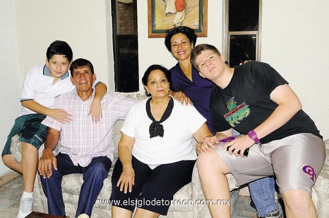 07092014 FESTEJAN AL ABUELO.   Antonio Alvarado, María Elena de Alvarado, Norma Alvarado, Jorge Magaña y César Soto.