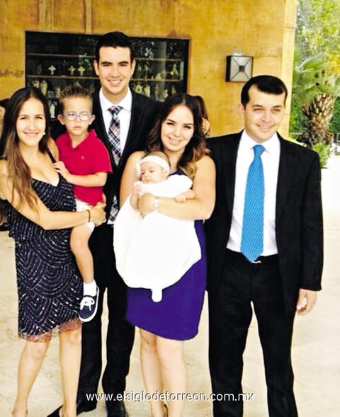 07092014 Los padrinos, Carlos Fernández y Paola Lozoya, acompañados del niño Diego del Moral Murra, estuvieron presentes en la ceremonia.