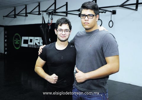 08092014 EN APERTURA DE GIMNASIO.  Jorge y Gustavo.