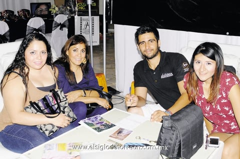 09092014 EN EXPO BODA.  Mariana, Linda, Carlos y Abigaíl.
