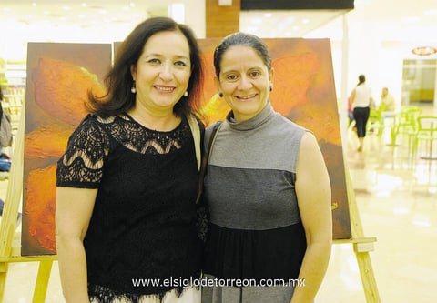 09092014 EN UNA EXPO.  Lety y Mary Carmen.