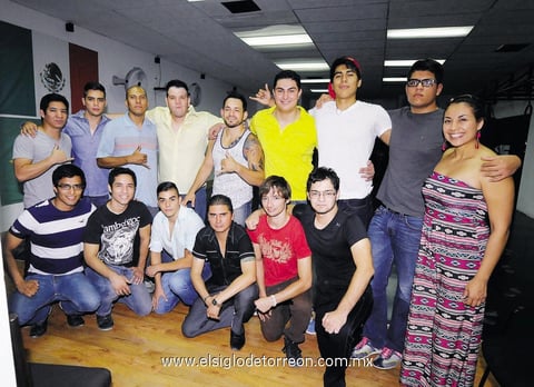 09092014 EN LA INAUGURACIóN DE GIMNASIO.  Salvador Cruz y Frank Sosa con el padrino e invitado especial, Henry Briones, y el equipo de trabajo.