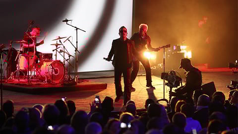 La banda U2 hizo una aparición sorpresa en el evento al irrumpir en el escenario para contagiar con su música a los presentes.