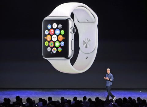 Tim Cook, presentó también el primer reloj inteligente de la empresa, el Apple Watch, que describió como el "dispositivo más personal" que la compañía ha fabricado "nunca".