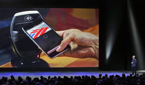 Los nuevos móviles tienen también un sistema para realizar pagos móviles, Apple Pay, que requerirá de la verificación a través de una huella digital.