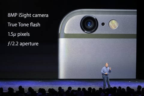 La empresa tecnológica destacó también durante la presentación que los teléfonos llevan incorporadas cámaras más potentes de 8 megapíxeles y un sistema de autoenfoque el doble de rápido que el del iPhone 5 S, así como un sistema de estabilización de la imagen para impedir las fotografías borrosas.