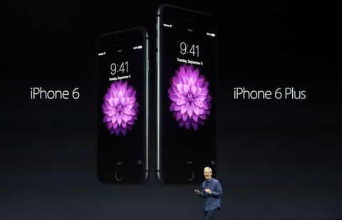 Los iPhone 6 son los más estrechos presentados hasta la fecha y tienen, como se esperaba, pantallas más grandes de 4,7 pulgadas y 5,5 pulgadas, respectivamente, frente a las cuatro pulgadas de los modelos actuales.