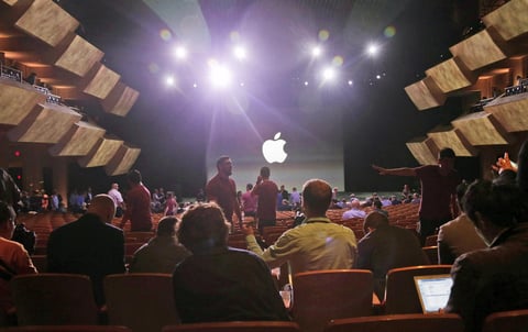 Cientos de periodistas se dieron cita en el Flint Center de Cupertino (California, EU), el mismo lugar donde la empresa dio a conocer el primer ordenador Mac en 1984.