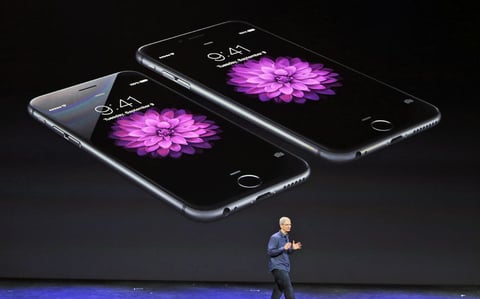 El consejero delegado de Apple, Tim Cook, presentó el iPhone 6 y el iPhone 6 Plus así como su primer reloj inteligente en un evento en el Flint Center de Cupertino (California, EU), el mismo lugar donde la empresa dio a conocer el primer ordenador Mac en 1984.