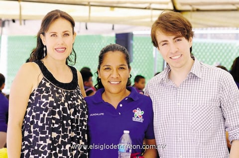11092014 PRESENTES EN INAUGURACIóN.  Marina, Guadalupe y Daniel.
