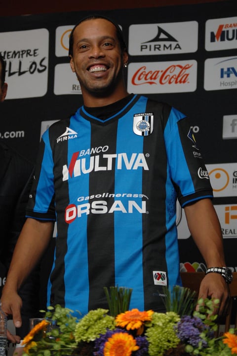 'Dinho' con una sonrisa de oreja a oreja en su presentación.