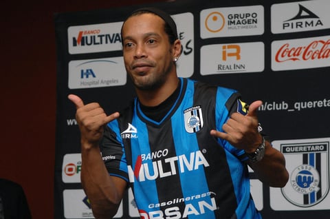 Con su clásica seña con sus manos, ya vistió la camiseta del Querétaro.