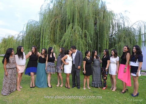13092014 Muy enamorados se mostraron Rosa Luz y Eduardo Javier en esta emotiva sesión fotográfica, a la cual también acudieron amigas cercanas de los novios para felicitarlos y desearles lo mejor para su próxima vida de casados.