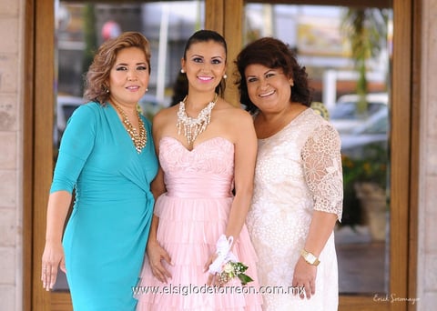 13092014 Acompañando a la futura esposa en este momento tan especial: Sra. Amalia de la Cruz de Martínez, Sra. María de Jesús Soria Liendo y Sra. Juana Jaritas Jaime.