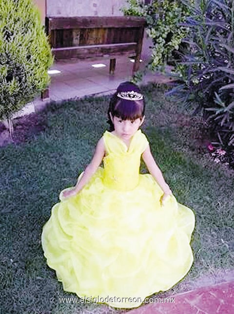15092014 La pequeña Victoria Espinoza Salazar festejó en días pasados sus tres añitos de vida con una bonita piñata, la cual fue organizada por sus papás, Kitzia Salazar García y Víctor Espinoza Rayos. La acompañaron también en esta fecha tan especial sus hermanitos, Yahel y Yeshua.