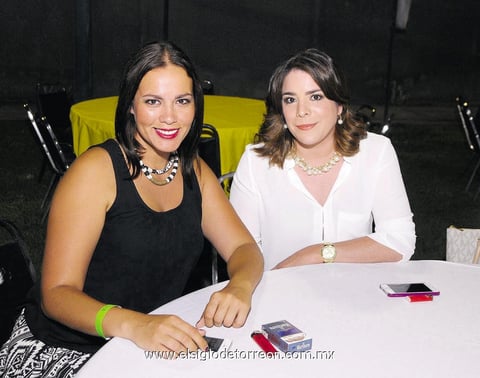 15092014 POSAN PARA LA FOTO.  Sofía y Karina.
