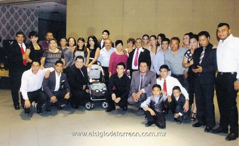 15092014 Ramón Flores Díaz y Concepción Vargas González festejando sus bodas de diamante en compañía de sus nietos y  bisnietos.