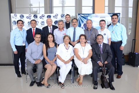15092014 Óscar Martínez, director del plantel educativo, con los conferencistas.