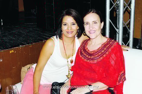 14092014 DISFRUTAN CONCIERTO.  Blanca y Edith.
