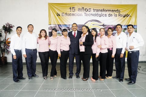 14092014 LA FOTO DEL RECUERDO.  Indalecio Medina con personal de reconocida universidad de la región.