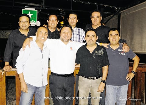 14092014 Los hombres posaron muy alegres para la fotografía.