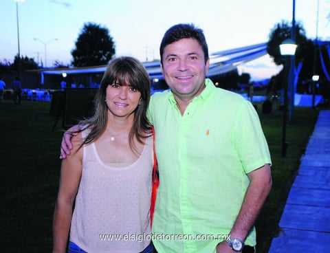 14092014 EN EL PARQUE ESPAñA.  Adriana y Moisés.