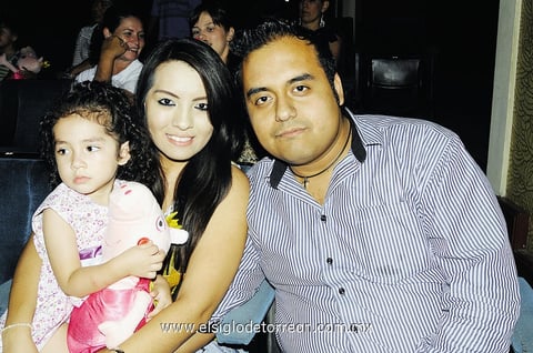 14092014 EN EL TEATRO.  Luisa, Marilú y Omar