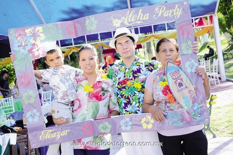 14092014 FESTEJA SU CUMPLEAñOS.  Eleazar Calvillo Rivera disfrutó una agradable fiesta en compañía de sus amistades. En la fotografía, lo acompañan: Luis Javier, Julia y Jovita.