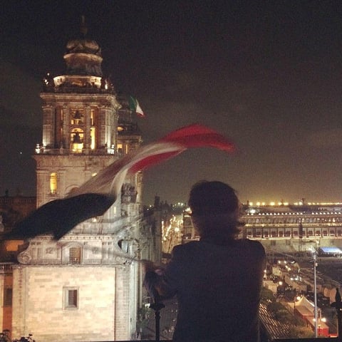 Alan Estrada compartió una foto ondeando la bandera.