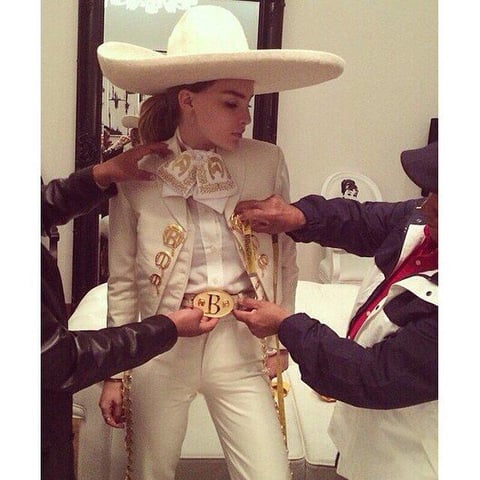 Belinda compartió una foto vestida de charro para su actuación en el Zócalo.