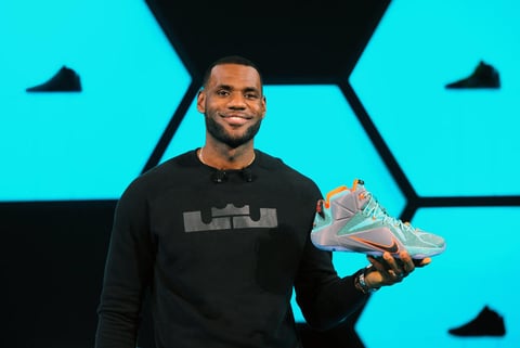 LeBron James tuvo que atender algunos negocios pendientes antes de concentrarse en la pretemporada que marcará su regreso a los Cavaliers de Cleveland.